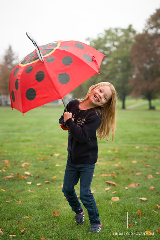 vancouver-family-photographer-Lindsey-Donovan-girl-with-umbrella
